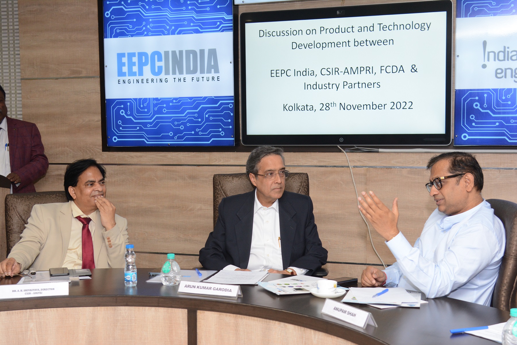  EEPC India Past Chairman and Chairman- Technology Committee, Mr Anupam Shah (right) discussed with the Director, CSIR-AMPRI, Bhopal, Dr A K Srivastava (left). EEPC India Chairman Mr Arun Kumar Garodia (middle) was present.