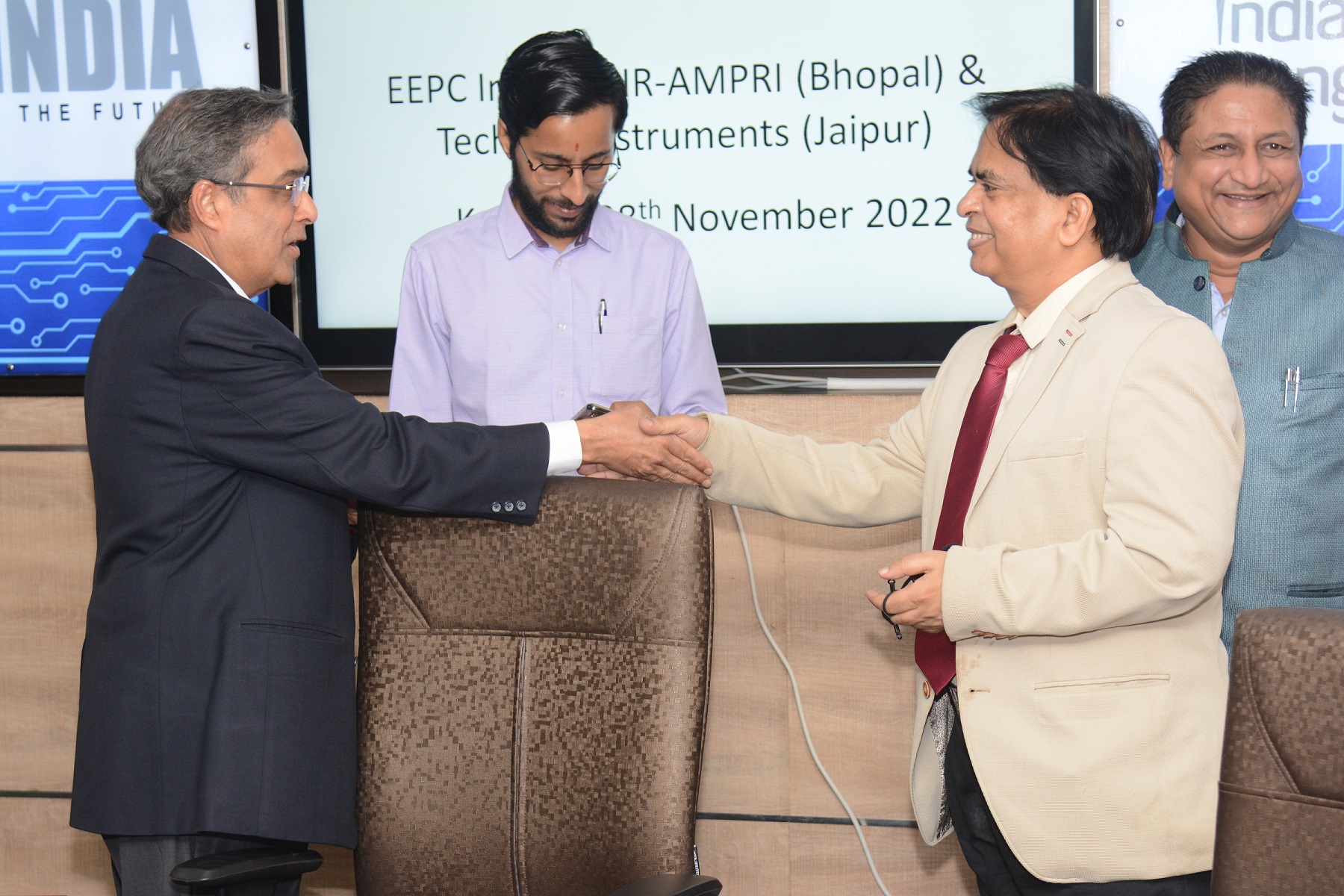 EEPC India Chairman, Mr Arun Kumar Garodia (left) met with the Director, CSIR-AMPRI, Bhopal, Dr A K Srivastava (right). EEPC India Joint Director, Mr Asween Mohta (on the left of Mr Garodia) and Director (P & A), Mr D J Basu (behind of Mr Srivastava) were present.