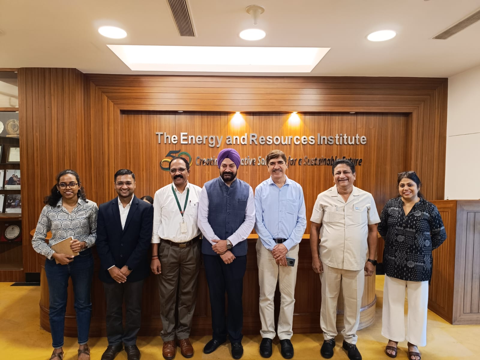 Dignitaries in a group- TERI Officials- Ms Apoorva Singh, Research Associate, Energy Programme (far left); Mr Mayank Aggarwal, Fellow, Energy Programme (second from left); Mr Jayakumar VK, Senior Manager, Project Monitoring Unit (third from left); Mr Girish Sethi, Senior Director, Energy Programme (third from right); Ms Kavita, Executive Assistant, Energy Programme (far right) and from EEPC India- Mr Gurvinder Singh, Sr. Director (fourth from left); Mr D J Basu, Director (P&A) & Coordinator, EEPC India Technology Centre (second from right).  