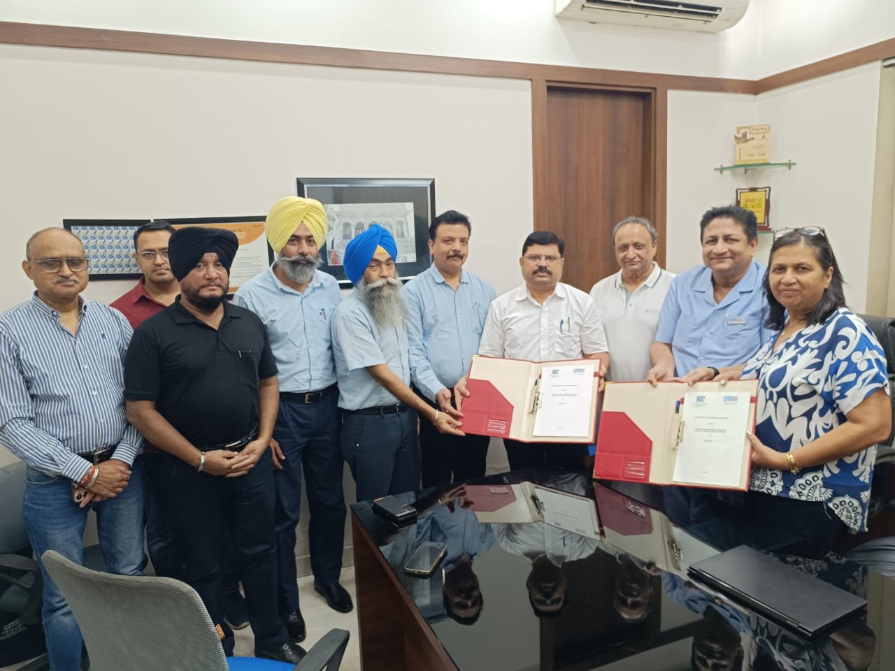 EEPC India signs MoU with R&D Centre for Bicycles and Sewing Machine (RDCBSM). Dignitaries present (right to left)- Ms Kamna Raj Aggarwalla, WC Member, EEPC India; Mr D J Basu, Director (P&A), EEPC India and Coordinator, EEPC India Technology Centre; Mr Jyoti Prakash, MD, Vishal Tools and Forging (EEPC India member); Dr Sanjeev Katoch, GM, RDCBSM; Mr Rajeev Kr Sharma, AM, RDCBSM; Mr Paramvir Singh, AM, RDCBSM (back side); Mr Amritpal Singh, AM, RDCBSM; Mr Avtar Singh, Production Engineer, Grip Well Forging and Tools (EEPC India member); Mr Rajat Goswami, VP, Ajay Industries (EEPC India member) and Mr Sunil Jain, Manager Production, Grip Well Forging and Tools (EEPC India member) (far behind).