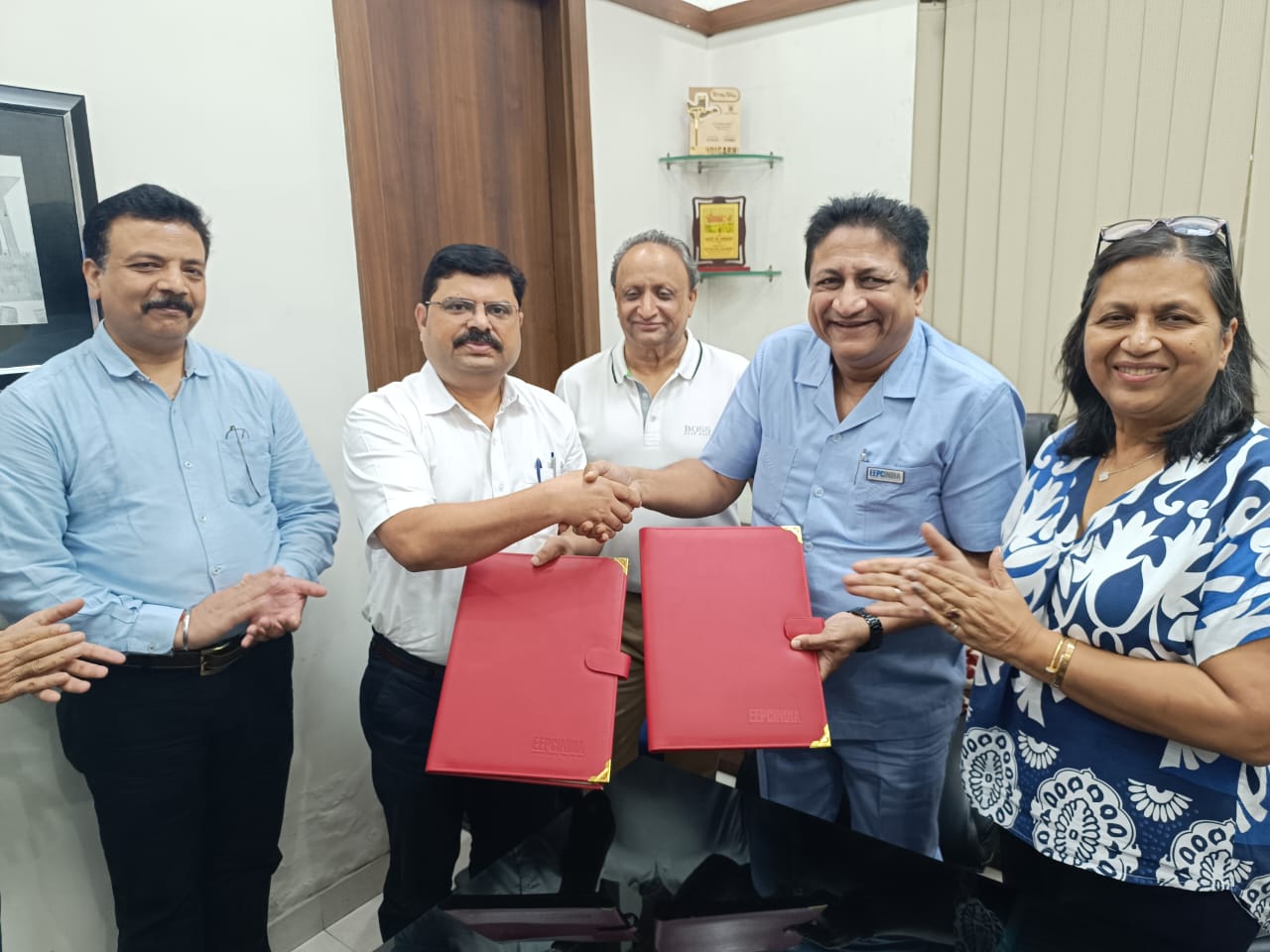 EEPC India signs MoU with R&D Centre for Bicycles and Sewing Machine (RDCBSM). Dignitaries present (right to left)- Ms Kamna Raj Aggarwalla, WC Member, EEPC India; Mr D J Basu, Director (P&A), EEPC India and Coordinator, EEPC India Technology Centre; Mr Jyoti Prakash, MD, Vishal Tools and Forging (EEPC India member); Dr Sanjeev Katoch, GM, RDCBSM; Mr Rajeev Kr Sharma, AM, RDCBSM; Mr Paramvir Singh, AM, RDCBSM (back side); Mr Amritpal Singh, AM, RDCBSM; Mr Avtar Singh, Production Engineer, Grip Well Forging and Tools (EEPC India member); Mr Rajat Goswami, VP, Ajay Industries (EEPC India member) and Mr Sunil Jain, Manager Production, Grip Well Forging and Tools (EEPC India member) (far behind).