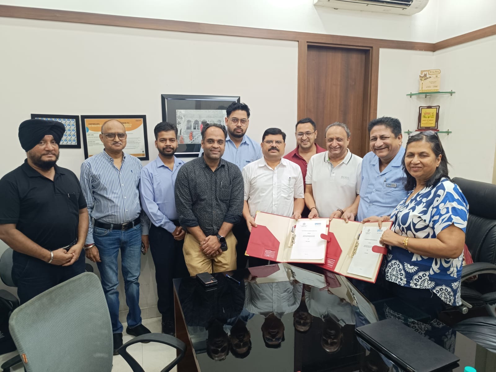 Dignitaries in a group with signed MoU (from right)- Ms Kamna Raj Aggarwalla, WC Member, EEPC India; Mr D J Basu, Director (P&A), EEPC India and Coordinator, EEPC India Technology Centre; Mr Jyoti Prakash, MD, Vishal Tools and Forging (EEPC India member); Mr Rajat Goswami, VP, Ajay Industries (EEPC India member- in red attire); Dr Sanjeev Katoch, GM, IAHT; Mr Pankaj Kaundal, AM, IAHT (back side); Mr Gaurav Gupta, Assistant Director, SRO Jalandhar, EEPC India; Mr Achint Gupta, Engineer, IAHT; Mr Sunil Jain, Manager- Production, Grip Well Forging and Tools (EEPC India member) and Mr Avtar Singh, Production Engineer, Grip Well Forging and Tools.