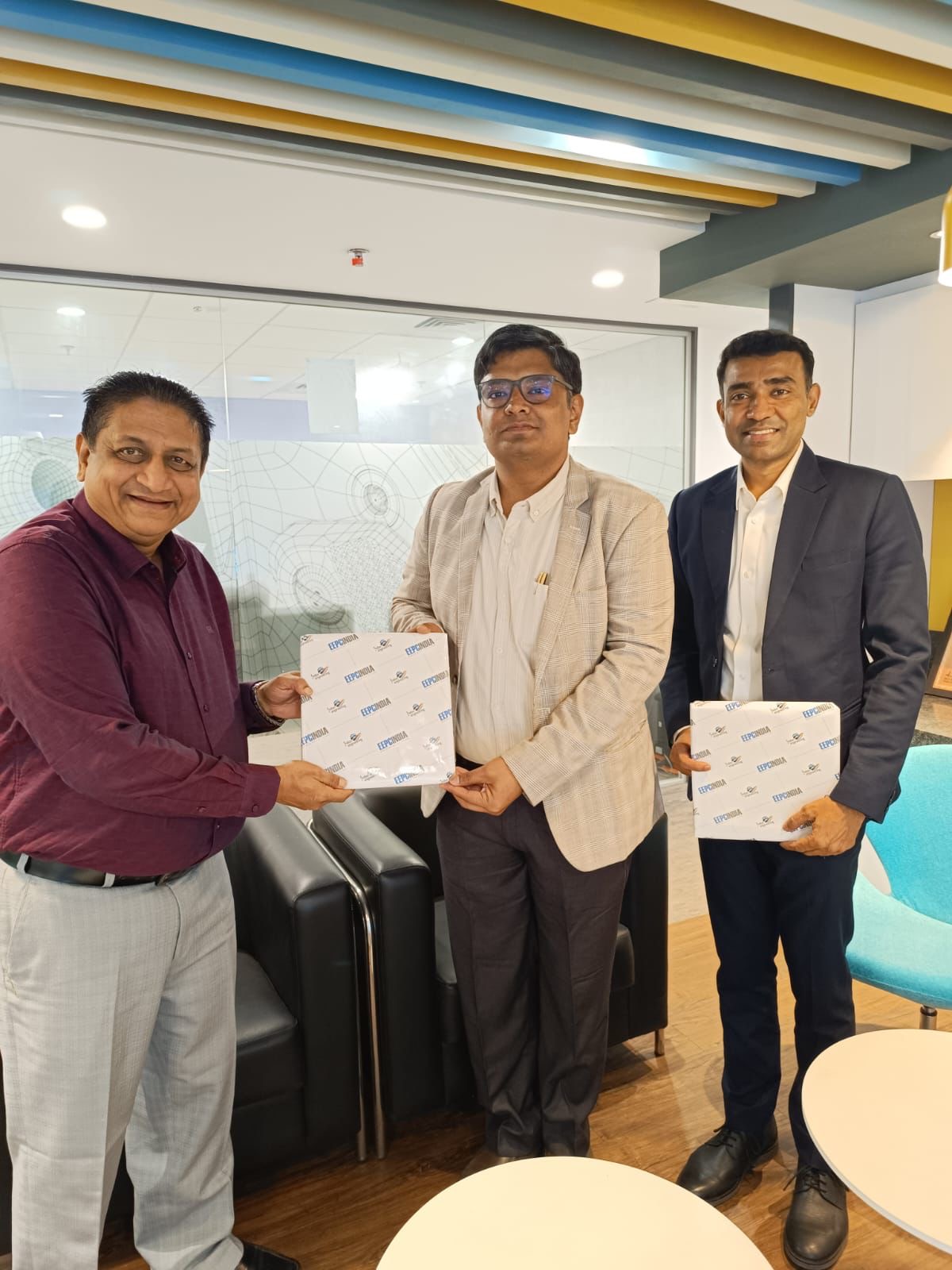 Mr Dhruba Jyoti Basu, Director (Personnel and Administration), EEPC India and Coordinator, EEPC India Technology Centre (far left) presenting mementoes to Mr Shubhenshu Dey, AGM- Business Development (middle) and Mr Dhruv Goel, CEO, BigMint (far right).