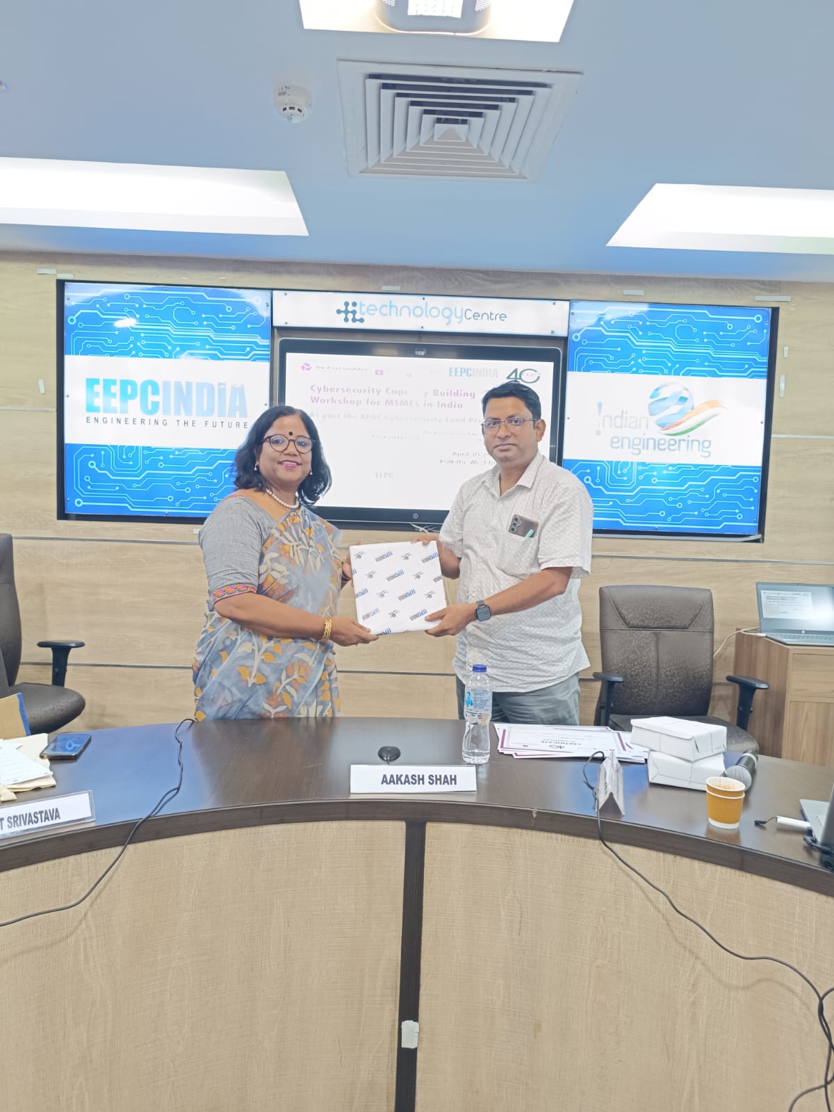 Ms Jaya Basu, Regional Director (ER), EEPC India & Coordinator of EEPC India Technology Centre giving memento to Mr. Sumanta Biswas, Assistant Director, CUTS International.