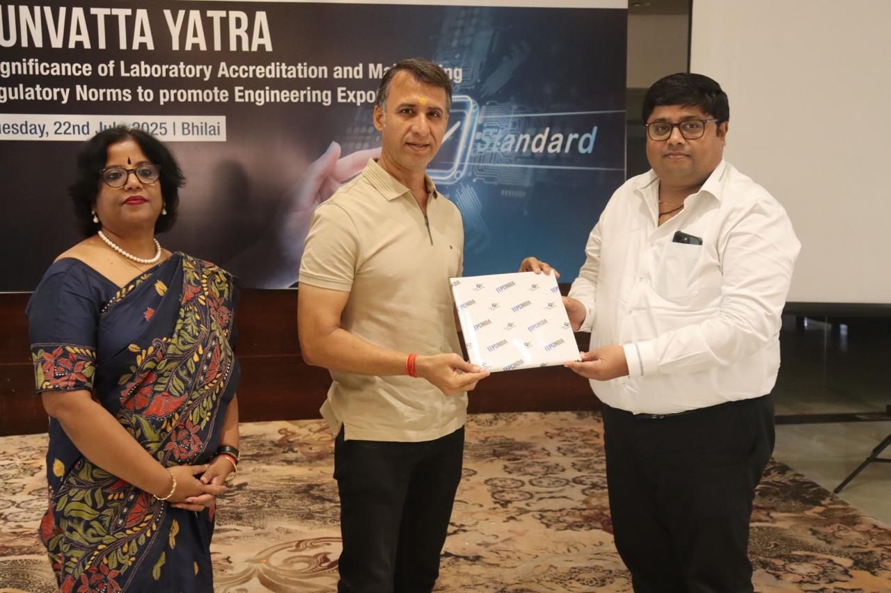 Mr. Ajay Bhasin, General Secretary, CCCI was being felicitated by Mr. Ankit Mehta, Convener, EEPC India Bhilai Chapter (far right). Ms. Jaya Basu, Regional Director (ER), EEPC India (far right) also present.