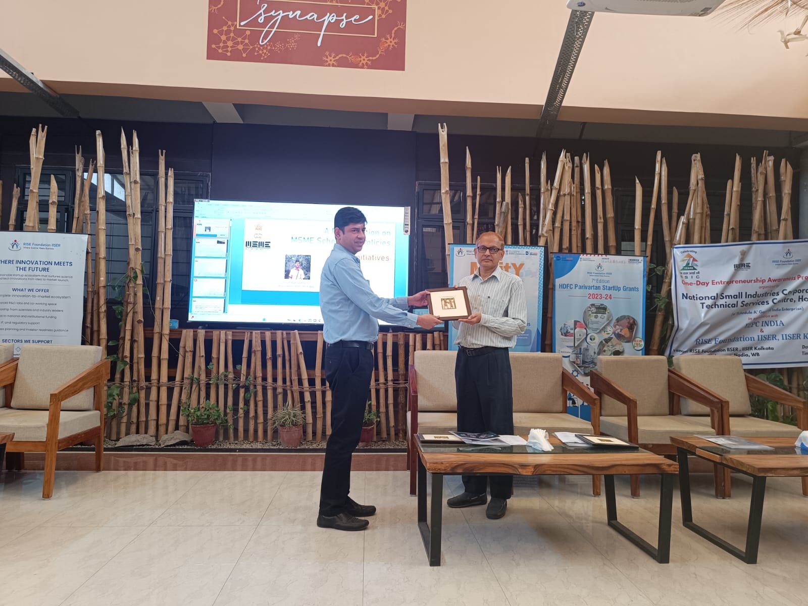 Mr. Partha Choudhuri, Jt. Director (BG), Directorate of MSME, Govt. of West Bengal (right), was felicitated by Mr. Joy Chatterjee, Sr. Assistant Director, EEPC India. Mr. Aman Deep, State Director, KVIC, Kolkata, also interacted with participants, encouraging innovation and self-employment.