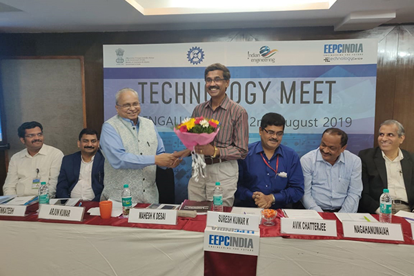 Mr Mahesh K Desai, Sr Vice Chairman, EEPC India welcoming Mr Suresh Kumar K, Scientist ‘F’,Oo PSA, GOI with a bouquet. The rest on the dais from left -  Dr R Venkatesh, Sr Principal Scientist, CSIR – NAL; Mr Arjun Kumar, Additional Director, FTM&TDF,DRDO,GOI; Dr Avik Chatterjee, Sr Principal Scientist, CSIR-CMERI; Dr Nagahanumaiah, Director, CMTI, Bangalore; Prof.B Gurumoorthy, Chief Executive Society for Innovation and Development, Innovation Centre, IISc, Bangalore, Indian Institute of Science;