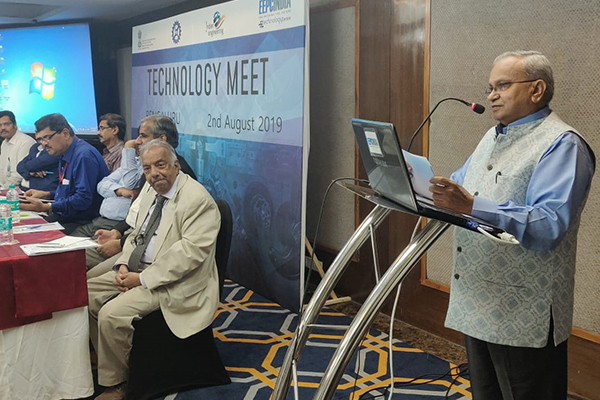 Mr Mahesh K Desai, Sr Vice Chairman, EEPC India addressing the session 