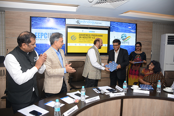 Mr Ravi Sehgal, Chairman, EEPC India presenting the memento to Mr Purnendu Sinha, FIE, Tata Sons Group Technology & Innovation Office