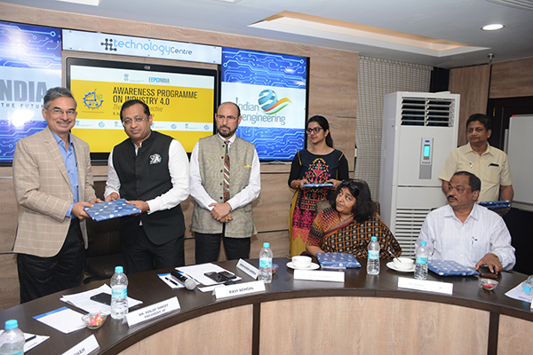Mr Anupam Shah, Former Chairman, EEPC India presenting the memento to Mr Sanjay Shroff, President, Institute of Indian Foundrymen