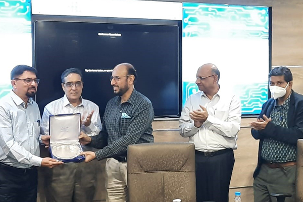 Mr. Arun Kumar Garodia, Vice Chairman, EEPC India (3rd from left) is presenting memento to Dr. S.K.S. Rathore, Chief Scientist, CSIR-AMPRI. Dignitaries present from EEPC India are Mr. Ravi Sehgal, Former Chairman (3rd from right); Mr. G. K. Madhogaria, WC Memeber and Dy Regional Chairman (ER) (2nd from right); Mr. Suranjan Gupta, Executive Director and Mr. D. J. Basu, Sr. Joint Director and Coordinator of EEPC India Technology Centers (extreme left).