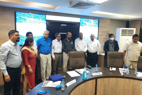 Mr. Ravi Sehgal, Former Chairman, EEPC India (3rd from right) is presenting memento to Dr. S.A.R. Hashmi, Chief Scientist, CSIR-AMPRI. Dignitaries present from EEPC India are Mr. Arun Kumar Garodia, Vice Chairman, EEPC India (2nd from left); Mr. G. K. Madhogaria, WC Memeber and Dy Regional Chairman (ER) (2nd from right); Mr. Suranjan Gupta, Executive Director is at extreme right.