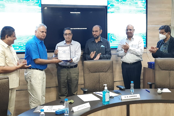 Mr. G. K. Madhogaria, WC Memeber and Dy Regional Chairman, EEPC India (ER) (3rd from right) is presenting memento to Dr. D. P. Mondal, Chief Scientist, CSIR-AMPRI. Mr. Ravi Sehgal, Former Chairman, EEPC India (2nd from right) and Mr. Suranjan Gupta, Executive Director, EEPC India is at extreme right. Mr. Arun Kumar Garodia, Vice Chairman, EEPC India (3rd from left) and Mr. D. J. Basu, Sr. Joint Director and Coordinator of EEPC India Technology Centers (extreme left) is present.