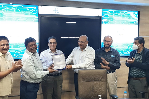 Mr. Suranjan Gupta, Executive Director, EEPC India is presenting memento to Dr. Sarika Verma, Principal Scientist, CSIR-AMPRI.