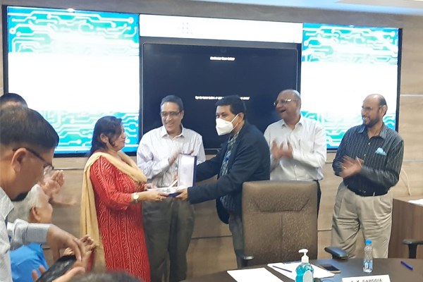 Dignitaries present during the meeting. Mr. Arun Kumar Garodia, Vice Chairman, EEPC India (4th from left); (to his left) Mr. Ravi Sehgal, Former Chairman, EEPC India; Mr. G. K. Madhogaria, WC Memeber and Dy Regional Chairman, EEPC India (ER); Mr. Suranjan Gupta, Executive Director, EEPC India and Mr. D. J. Basu, Sr. Joint Director and Coordinator of EEPC India Technology Centers (extreme right). (to his right) Dr. S.K.S. Rathore, Chief Scientist, CSIR-AMPRI; Dr. D. P. Mondal, Chief Scientist, CSIR-AMPRI; Dr. Sarika Verma, Principal Scientist, CSIR-AMPRI and Dr. S.A.R. Hashmi, Chief Scientist, CSIR-AMPRI respectively.    Details:    EEPC India Technology Centre, Kolkata conducted a Technology Development Meet in collaboration with CSIR-AMPRI on 28th October, 2021 at Industry Connect Room, Vanijya Bhavan, Kolkata 
